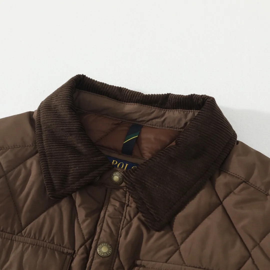 P370 #59 Ralph Lauren classic rhombus quilted cotton jacket for men and women. Inspired by retro workwear, it blends with contemporary British style. The imported machine-pressed rhombus quilting is accurately aligned, and the three-dimensional H-shaped tailoring is neat and slim. It is not bulky when layered in autumn and winter, and still maintains a light style.  Texture is reflected in the details: customized metal buckles, corduroy lapels, breathable eyelets under the arms, and slits on the hem, all replicating the brand's high-end genes. All excipients are standardized!  Five colors to choose from: black/khaki/brown/green/navy blue, easy to switch between commuting, leisure, and travel occasions. Function and appearance coexist: 37.5°C temperature control black technology, breathable and moisture-proof, anti-slip cotton patented fabric, temperature-locking, soft and waxy, durable and stylish. A retro warm-keeping item that can handle low temperatures calmly. The details are all made of craftsmanship, and the style has no limits. It has a classy look that will turn heads.  Color: Khaki Black Navy Green Brown Size: S M L